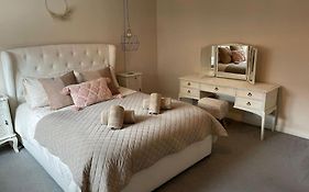Gorgeous Central 3 Bed House Free Parking & Garden